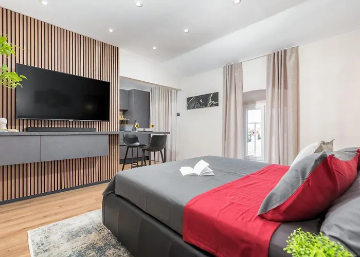 Modern & Warm Studio Near Arena