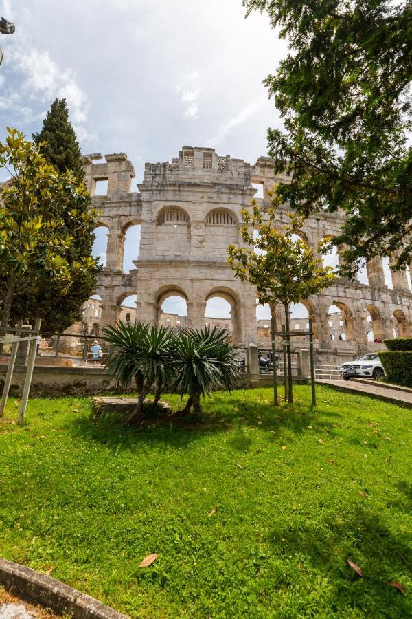 Modern & Warm Near Arena Apartment Pula